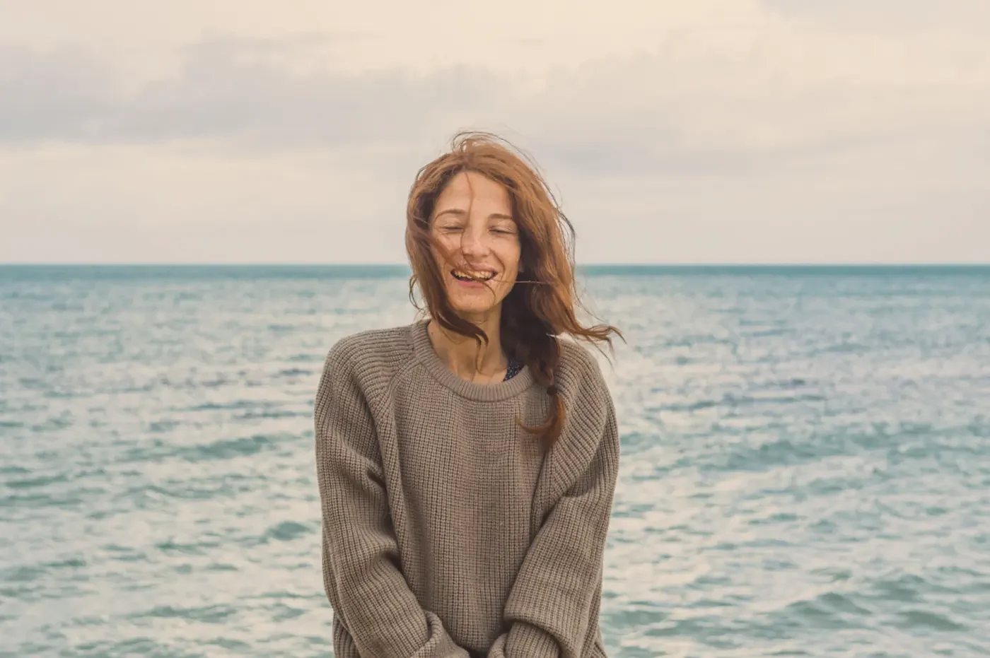 Persona junto al mar