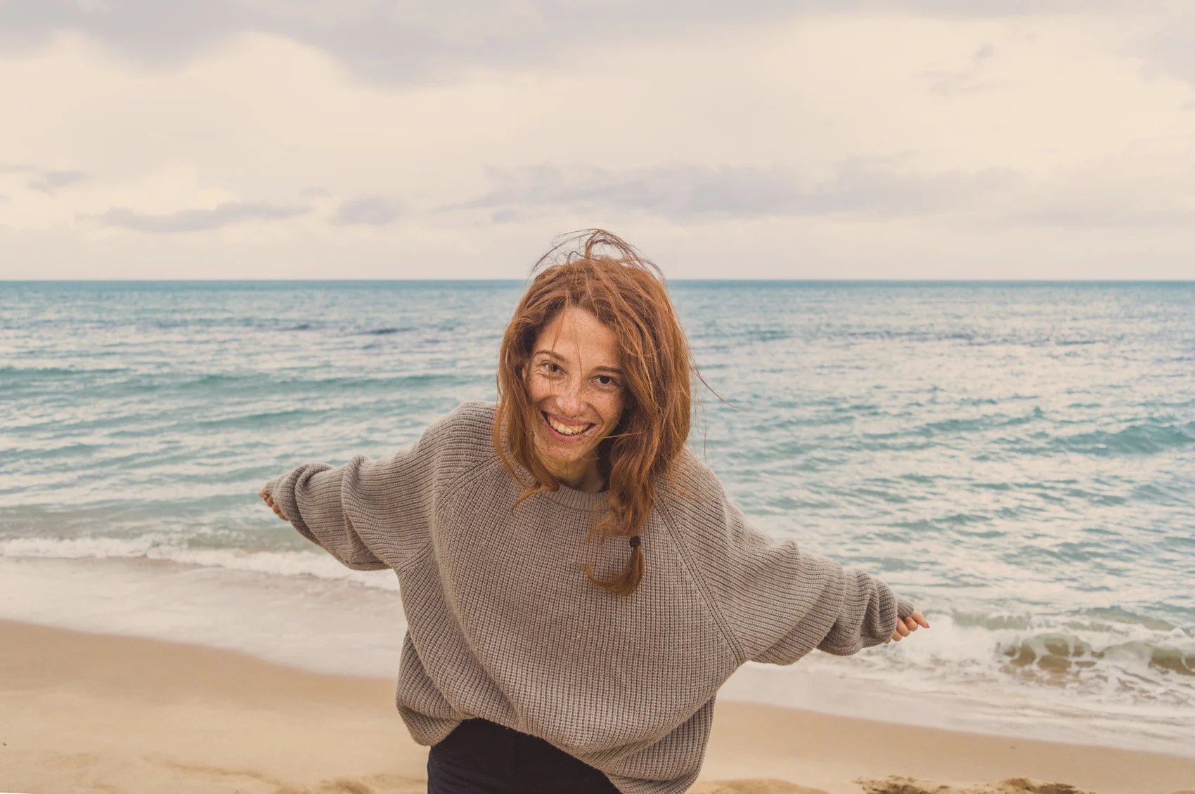 Persona al aire libre junto al mar